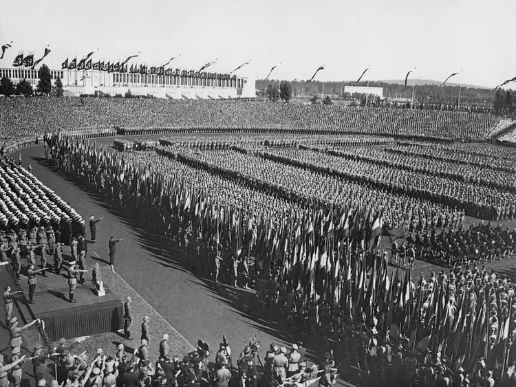 На самом деле союзники выбрали баварский Нюрнберг по другой причине: именно этот город в свое время стал местом рождения Третьего рейха, именно в Нюрнберге проходили первые массовые митинги нацистов.
