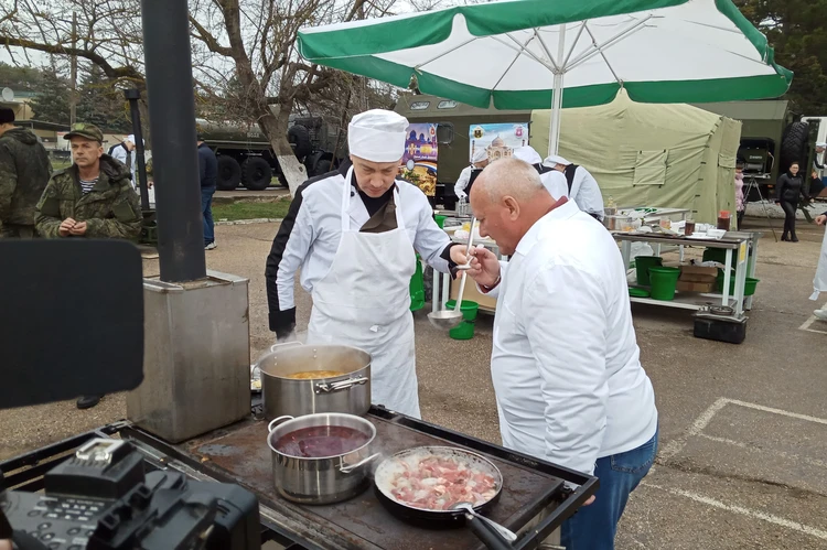 Латинка с большими дойками пробует на вкус мясистый член и принимает в пиздень