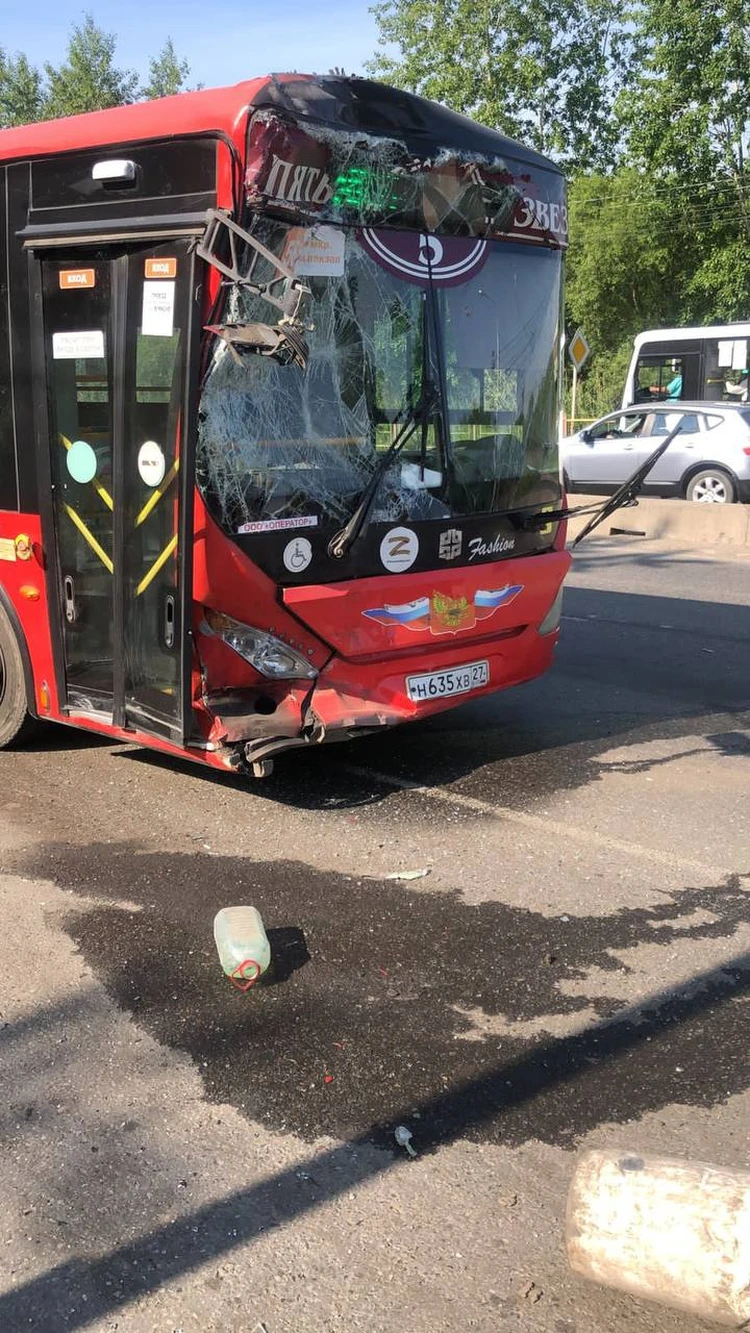 Снес «Лексус» и протаранил коллегу: автобус попал в жесткое тройное ДТП в  Хабаровске, есть пострадавшие - KP.RU