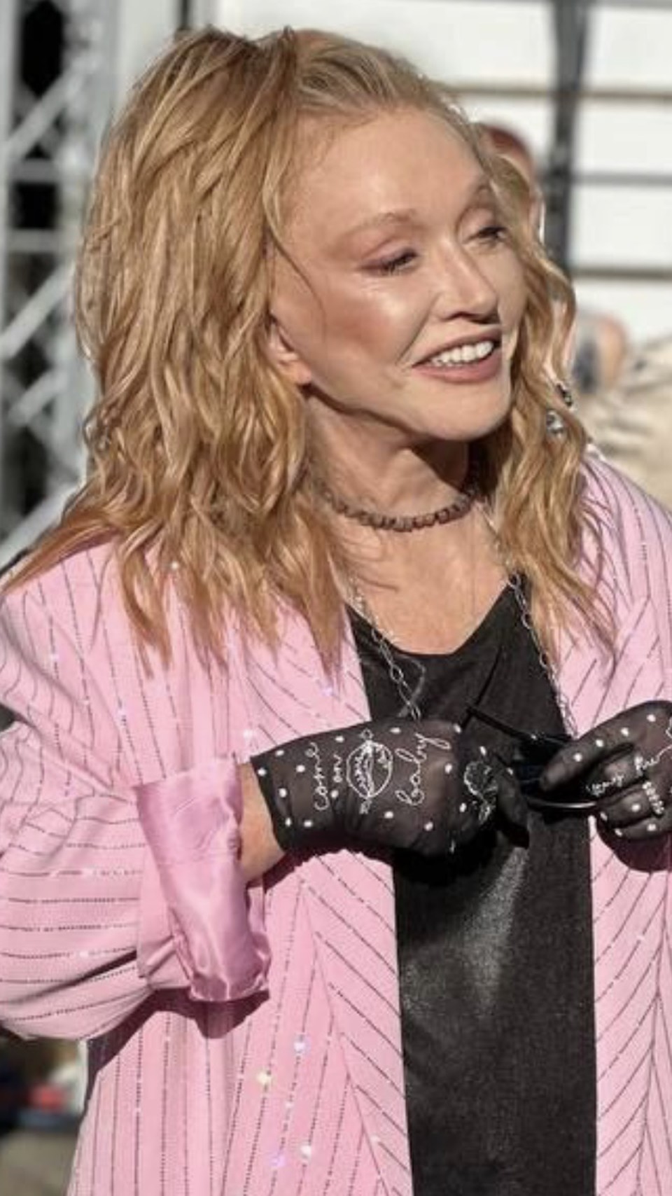 Алла Пугачева показала этим летом в Юрмале лицо после очередной серии косметологических процедур - аппаратного лифтинга, безоперационной ультразвуковой подтяжки лица