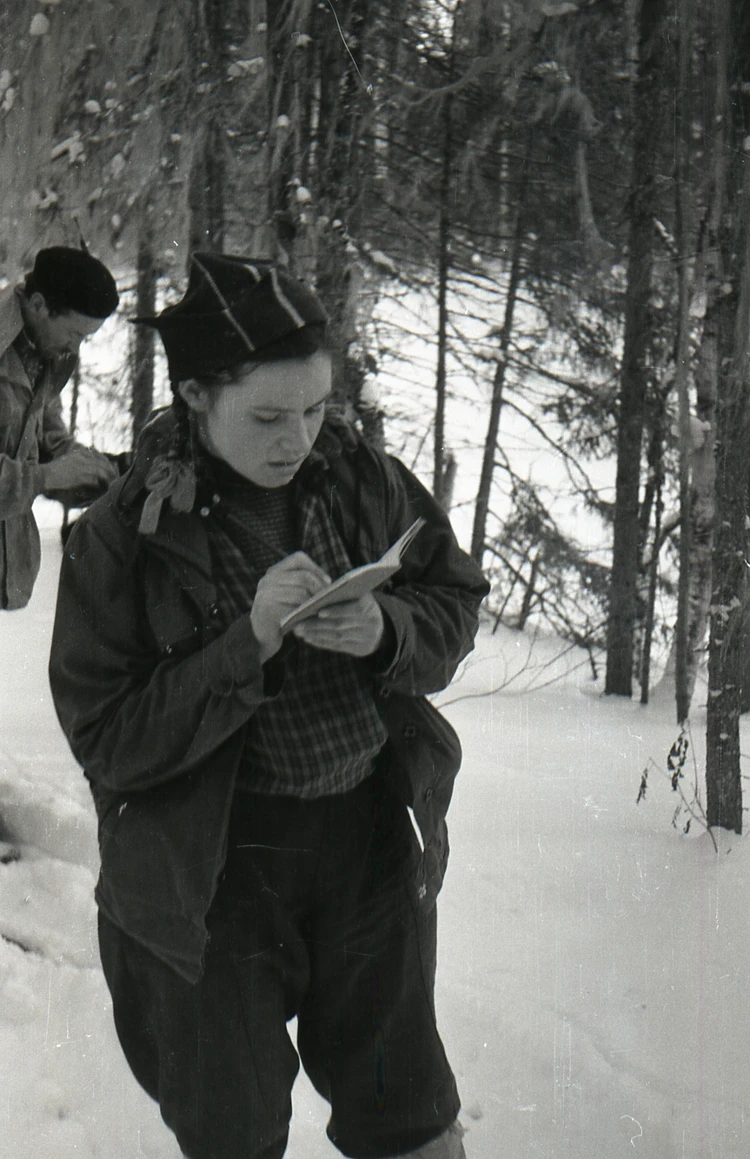 Зина Колмогорова ведет дневник во время похода.