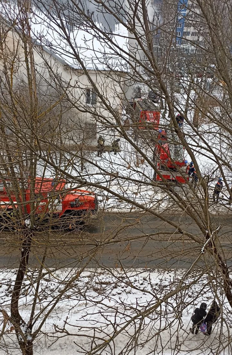 В Твери на улице Склизкова эвакуировали жильцов из горящего двухэтажного  дома - KP.RU