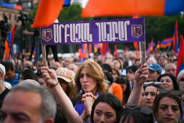 Ереван. Участники митинга оппозиции на площади Республики. Фото: Александр Патрин/ТАСС
