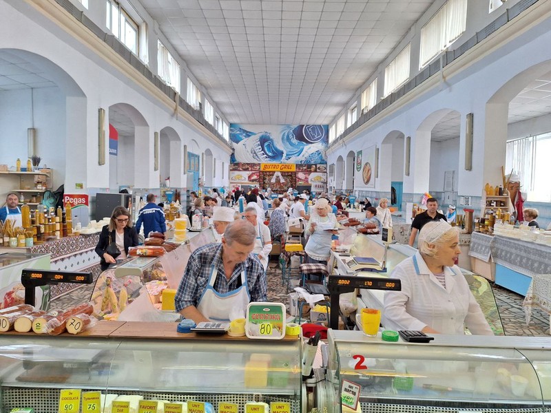 В молочном павильоне немноголюдно.