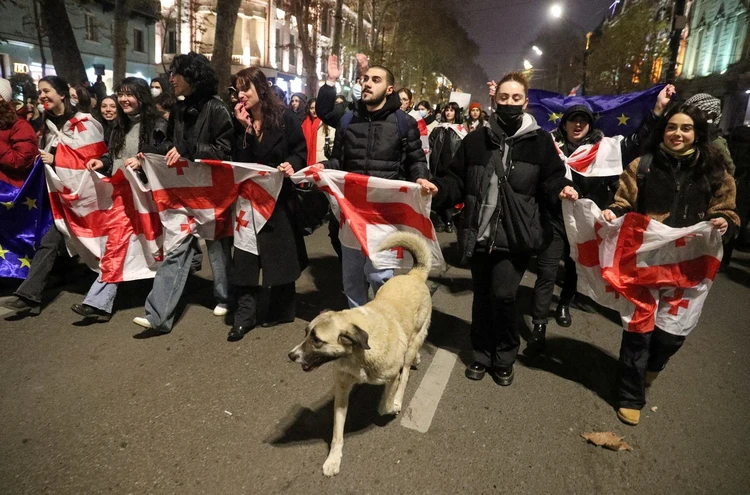 Протестные шествия все больше похожи на фарс.