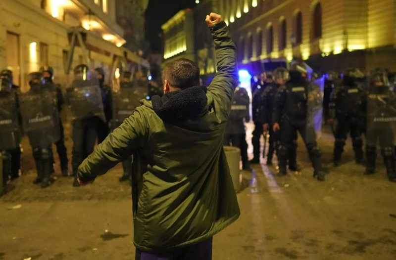 Ночной протест сторонников Кэлина Джорджеску в Бухаресте. AP Photo / Vadim Ghirda