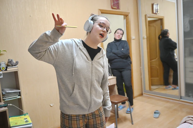 В наушниках рекомендуют проводить не более 2-3 часов в день.