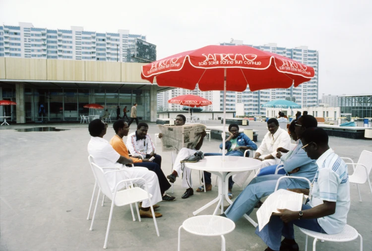 Спортсмены из Конго в минуты отдыха читают газету. Фото: Соболев Валентин/Фотохроника ТАСС.