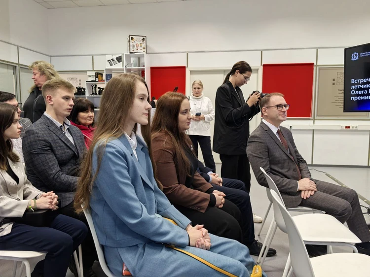 В начале встречи Кононенко подтвердил информацию о том, что готовится снова лететь в космос. height=100% width=100%