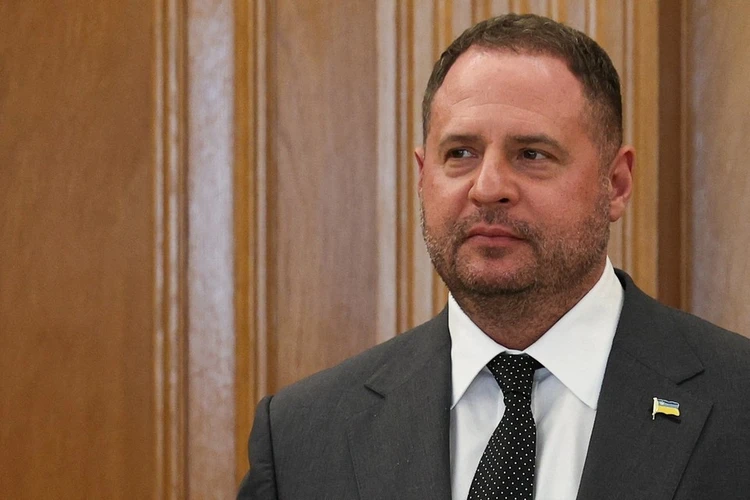 Тем временем сам Андрей Ермак вчера заехал в центральный офис Службы внешней разведки и провел там около 45 минут