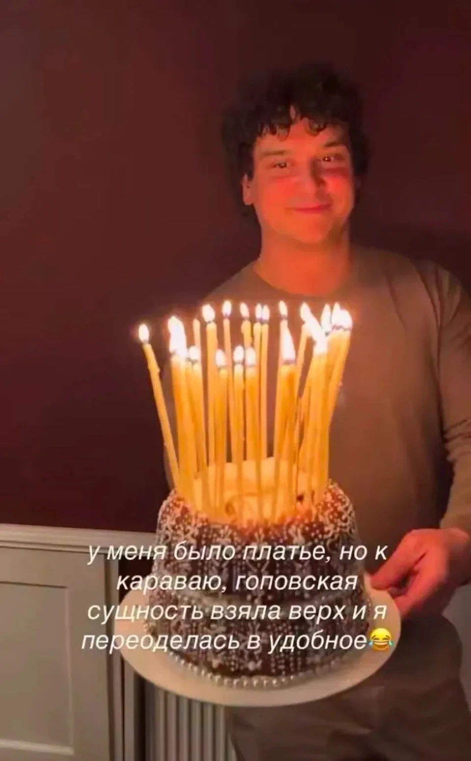 Муж блогерши Филипп Бегак украсил торт церковными свечами. Фото: кадр видео.