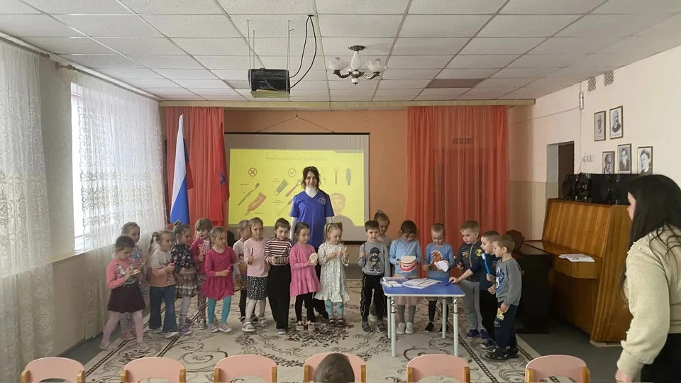 Малышей учат правильно чистить зубы. Фото: паблик ВК "Здоровый Севастополь"