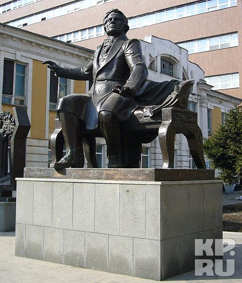 Многие норовят залезть памятнику Глинке на колени или посидеть рядом с ним на лавочке.