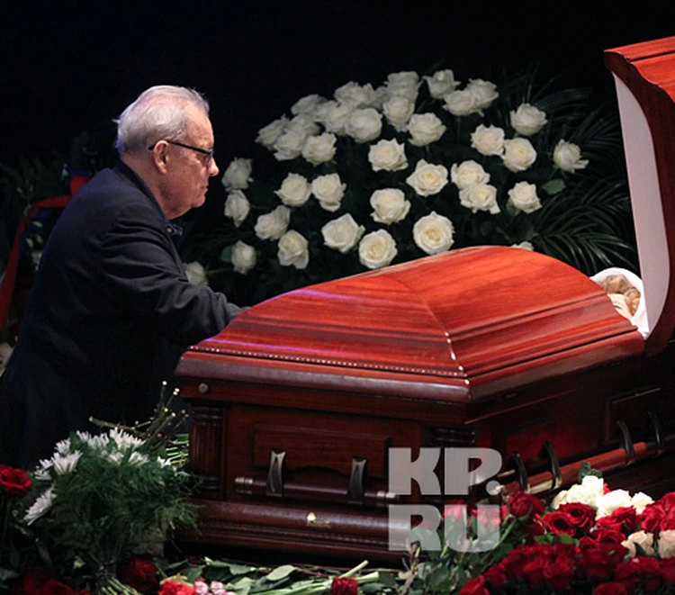 Людмила Гурченко в гробу: в Сеть попали впечатляющие кадры с похорон легендарной актрисы