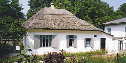 Домик-музей поэта ежедневно привлекает тысячи гостей.