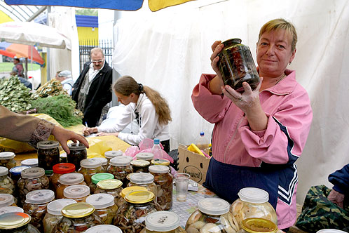 Кому не терпится полакомиться грибочками - уже законсервированные, в банках