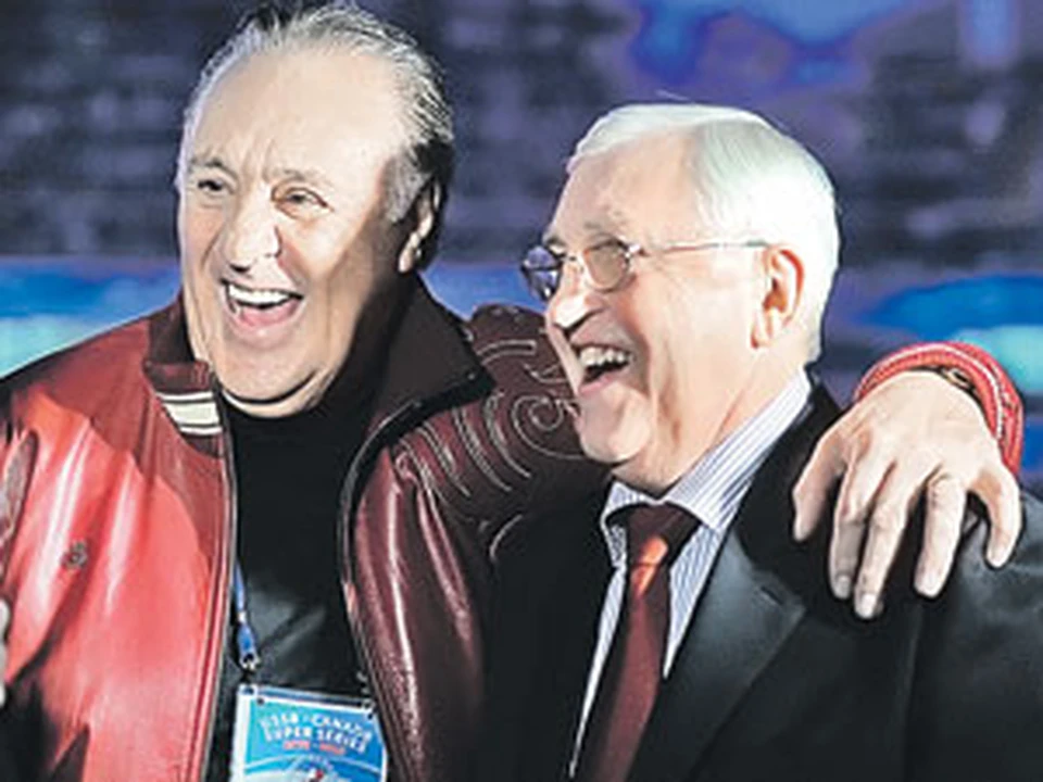 Фил Эспозито обнялся с капитаном сборной СССР Борисом Михайловым.