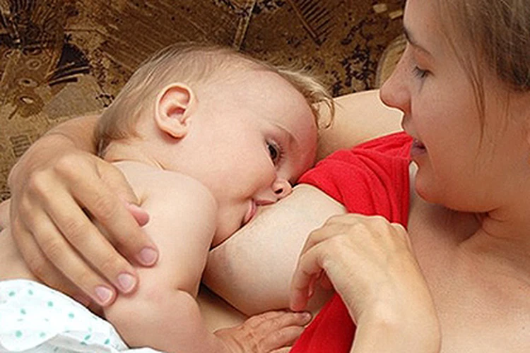 Как сцеживать грудное молоко руками - Статьи о детском питании от педиатров и экспертов МАМАКО