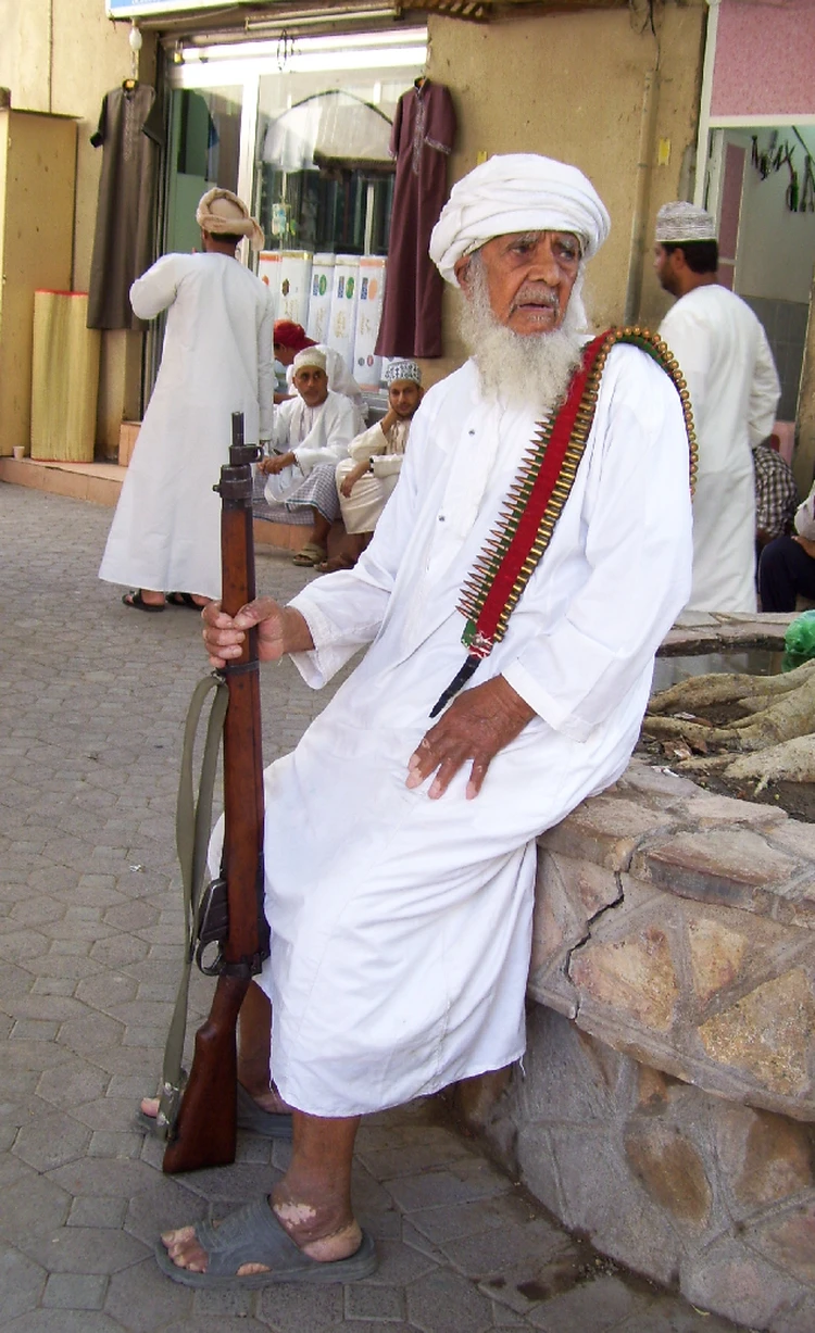 Оман: Мужчины в белом и женщины в черных масках - KP.RU
