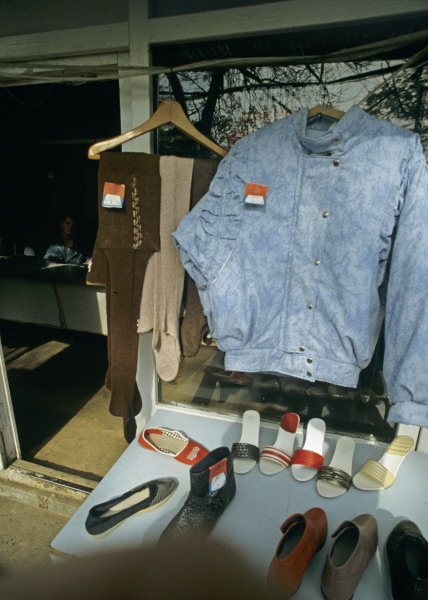 Мода на джинсы-«варенки» пришла в СССР еще в 80-х, а в начале 90-х достигла своего пика. Фото - 1989 год.