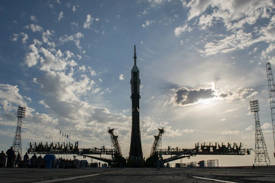 Ракета ждет космонавтов. Фото ЦПК.