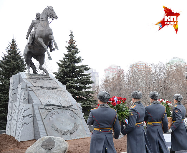 Памятник полководцу в москве в 1960. Памятник генералу Скобелеву в Москве. Памятник генералу Скобелеву открыт в Москве. Памятник генералу Скобелеву у Академии генерального штаба Москва. Памятник генералу Скобелеву Тропарево.