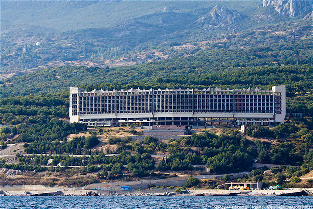 Санаторий Академии наук советских архитекторов уже много лет стоит в таком виде. Фото: Сергей Анашкевич