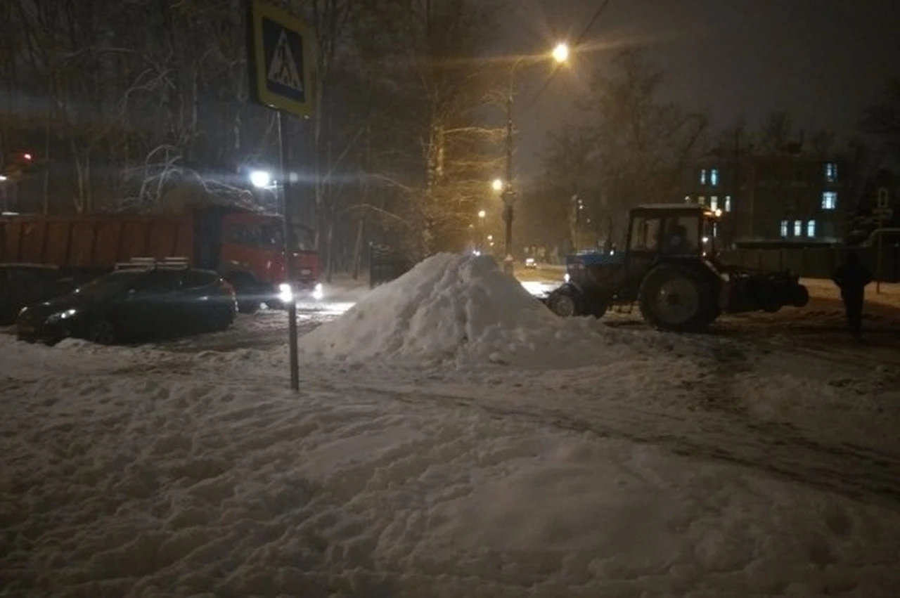 В ночь на 23 ноября уборкой снега с ульяновских улиц занимались 80 единиц снегоуборочной техники 