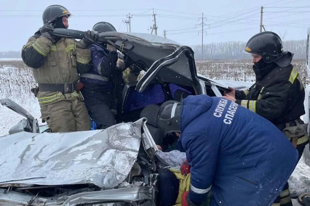 Ульяновские спасатели вытащили из легковушки пострадавшего в ДТП водителя