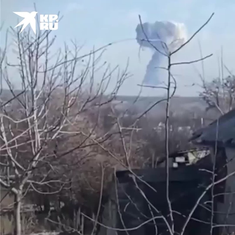 Дым над городом Рубежное в ЛНР после попадания снаряда в резервуар с азотной кислотой