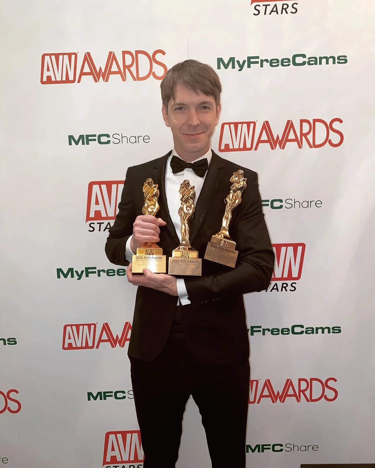 Наш мужик!»: 31-летний петербуржец получил три «порно-Оскара» в США - KP.RU