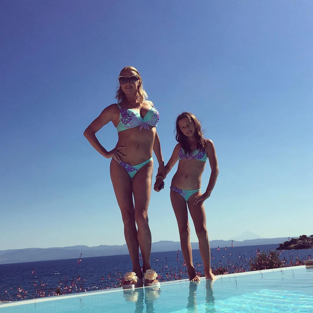 Анастасия Волочкова в купальнике с дочкой
