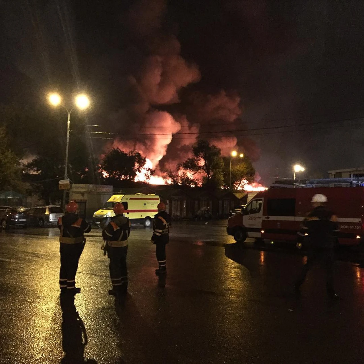 Во время пожара на складе в Москве спасли сто человек - KP.RU