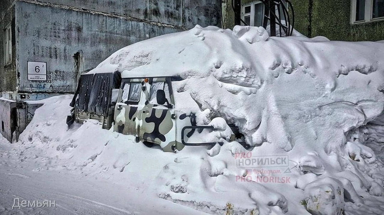 Даже Ильич в сугробе с головой»: в майские праздники Норильск засыпало  снегом - KP.RU